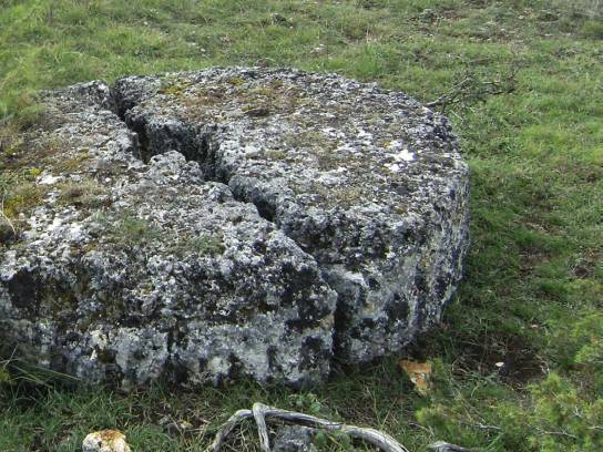 Une meule issue des meulières de Claix, Charente, Nouvelle-Aquitaine, France.