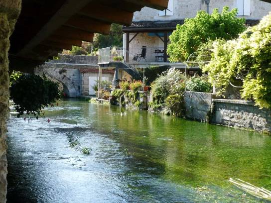 La Boëme près des lavoirs à Mouthiers-sur-Boëme, Charente, Nouvelle-Aquitaine, France.
