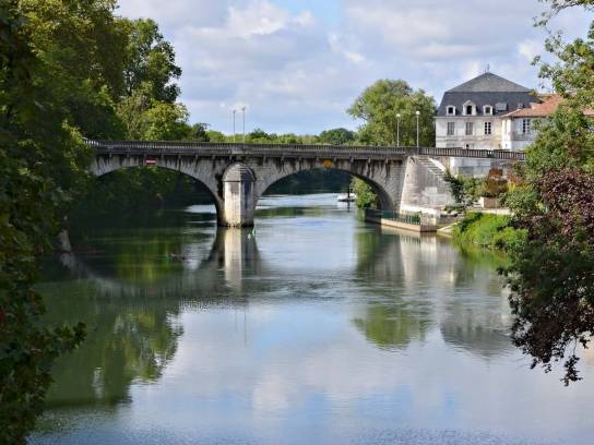 Bras de la Charente et partie nord du pont de Saint-Cybard, vus de l'île Marquet - Angoulême, Charente, Nouvelle-Aquitaine, France.