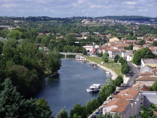 La Charente à L'Houmeau - Angoulême, Charente, Nouvelle-Aquitaine, France.