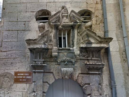 Ancien couvent des Carmélites : fronton de la porte inscrite au titre des Monuments historiques - Angoulême, Charente, Nouvelle-Aquitaine, France.