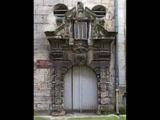 Ancien couvent des Carmélites : la porte inscrite au titre des Monuments historiques - Angoulême, Charente, Nouvelle-Aquitaine, France.