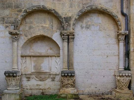 Arcades, colonnes, chapiteaux et enfeu : vestiges de l'évêché (construit à partir du XIIe siècle) désormais inclus dans les murs du musée d'Angoulême, Charente, Nouvelle-Aquitaine, France.