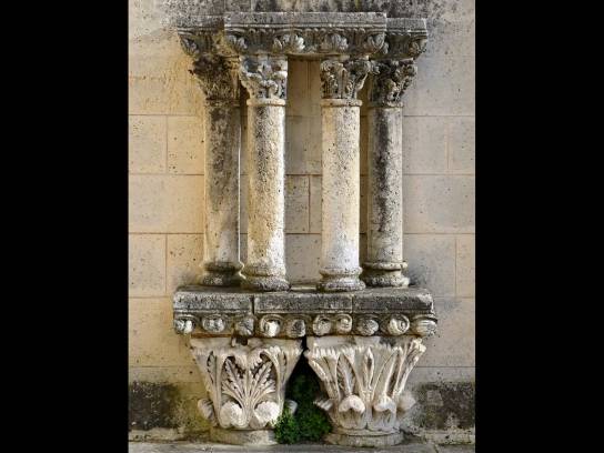 Chapiteaux et colonnes de l'ancien palais de l'évêché désormais utilisée comme motifs décoratifs sur l'un des murs extérieurs du musée d'Angoulême, Charente, Nouvelle-Aquitaine, France.