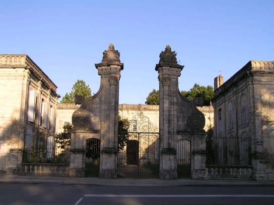 Ancienne abbaye Notre-Dame de la Couronne : l'ancienne entrée - La Couronne, Charente, Nouvelle-Aquitaine, France.