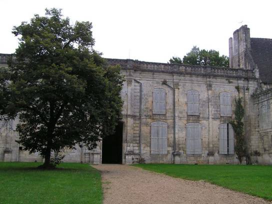 Ancienne abbaye Notre-Dame de la Couronne : bâtiments monastiques - La Couronne, Charente, Nouvelle-Aquitaine, France.