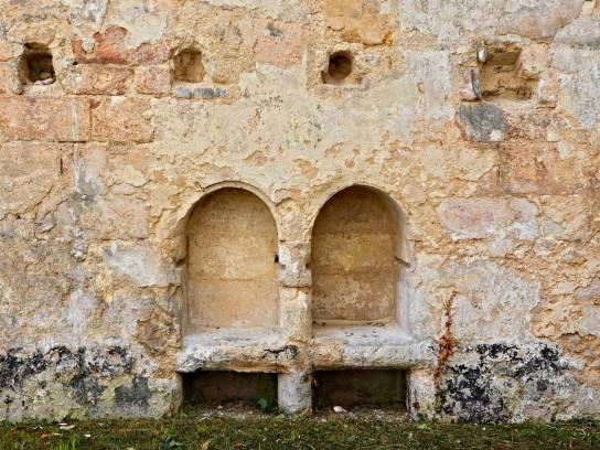 Ancienne abbaye Saint-Cybard : niches et traces de poutres sur l'emplacement du réfectoire de l'abbaye - Angoulême, Charente, Nouvelle-Aquitaine, France.