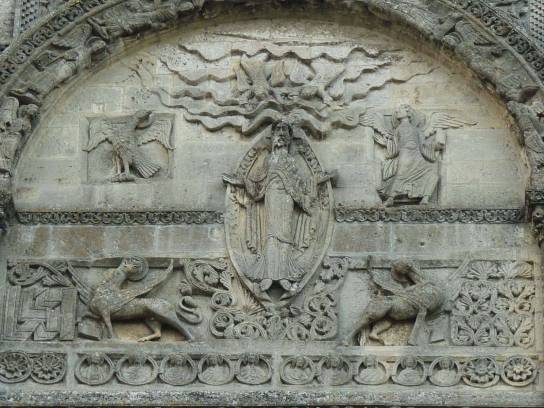 Cathédrale Saint-Pierre - Tympan avec une représentation du Christ dans une mandorle entouré par les emblèmes des quatre évangélistes (tétramorphe) - Angoulême, Charente, Nouvelle-Aquitaine, France.