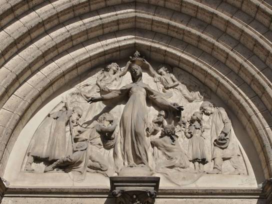 Église Notre-Dame d'Obézine : partie centrale du tympan par le sculpteur Raoul Verlet - Angoulême, Charente, Nouvelle-Aquitaine, France.