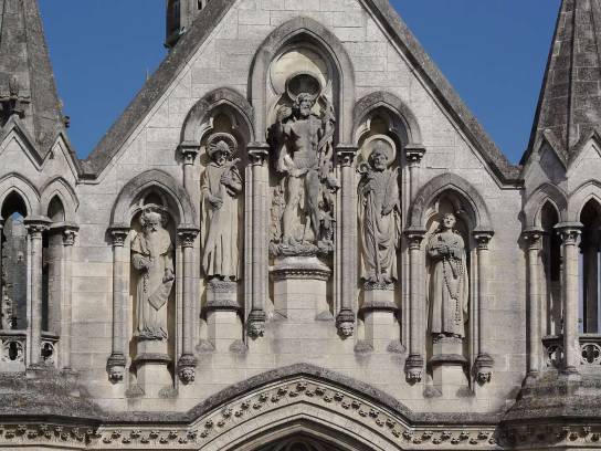 Église Notre-Dame d'Obézine : sculptures de Raoul Verlet sur le fronton - Angoulême, Charente, Nouvelle-Aquitaine, France.