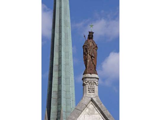 Église Notre-Dame d'Obézine : statue de la Vierge sur le pignon - Angoulême, Charente, Nouvelle-Aquitaine, France.