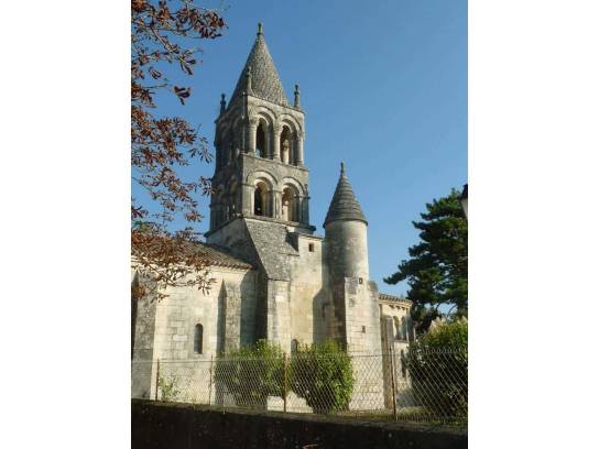 Église Notre-Dame : le clocher et le chevet - Trois-Palis, Charente, Nouvelle-Aquitaine, France.