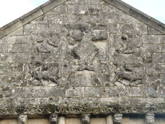 Église Notre-Dame : détail du tympan - Trois-Palis, Charente, Nouvelle-Aquitaine, France.