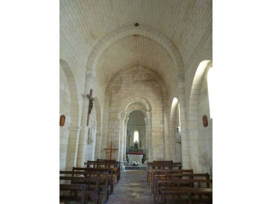 Église Notre-Dame : vue intérieure de la nef, vers le choeur - Trois-Palis, Charente, Nouvelle-Aquitaine, France.