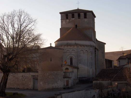 Église Notre-Dame : le chevet, vu de l'est - Voulgézac, Charente, Nouvelle-Aquitaine, France.