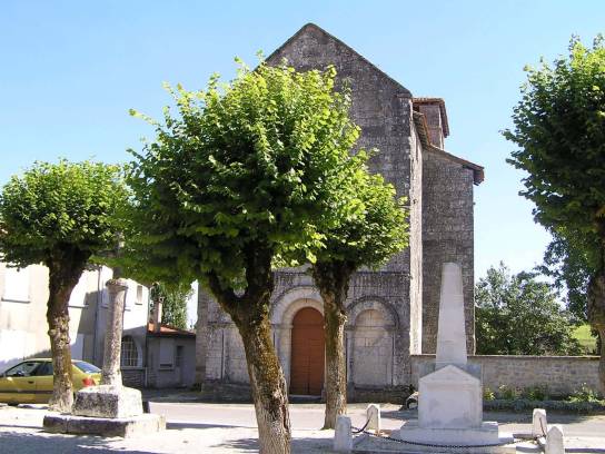 Église Notre-Dame : la façade, une croix et le monument aux morts - Voulgézac, Charente, Nouvelle-Aquitaine, France.