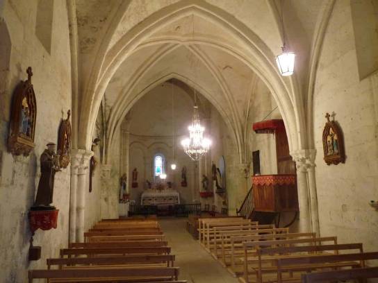 Église Notre-Dame : l'intérieur de la nef vue de l'entrée - Voulgézac, Charente, Nouvelle-Aquitaine, France.