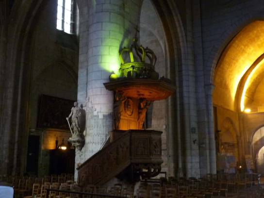 Église Saint-André : la chaire en bois (17e) - Angoulême, Charente, Nouvelle-Aquitaine, France.
