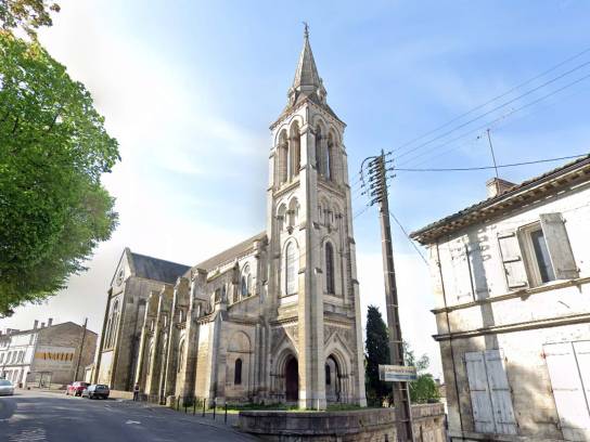 Église Saint-Ausone : le clocher-porche vu de l'avenue Wilson - Angoulême, Charente, Nouvelle-Aquitaine, France.