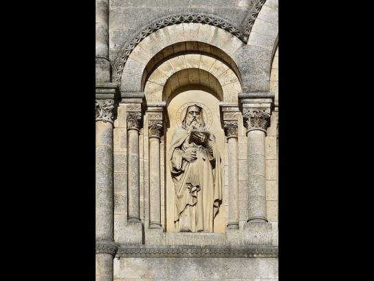 Église Saint-Cybard : statue (19e siècle) de Saint Eparchius (504-581) ou Saint Cybard sur la façade - Angoulême, Charente, Nouvelle-Aquitaine, France.