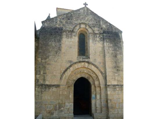 Église Saint-Cybard : la façade et l'entrée - Magnac-sur-Touvre, Charente, Nouvelle-Aquitaine, France.