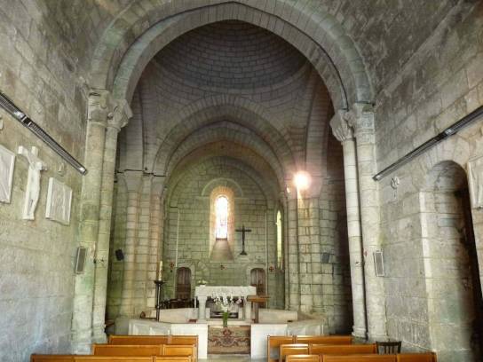 Église Saint-Cybard : L'intérieur - Magnac-sur-Touvre, Charente, Nouvelle-Aquitaine, France.