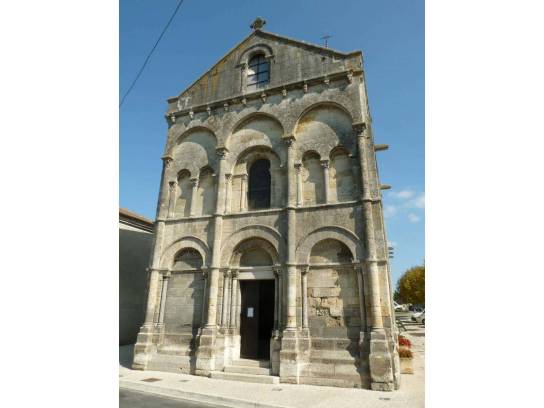 Église Saint-Cybard : la façade - Roullet-Saint-Estèphe, Charente, Nouvelle-Aquitaine, France.