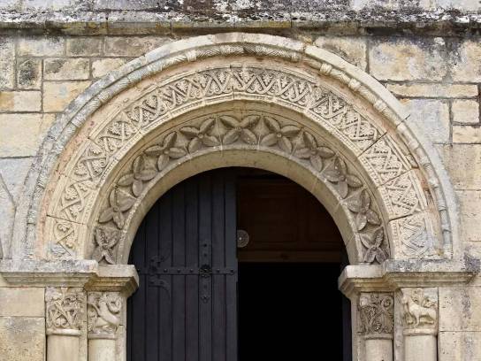 Église Saint-Hilaire : le tympan - Mouthiers-sur-Boëme, Charente, Nouvelle-Aquitaine, France.
