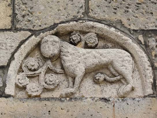 Église Saint-Hilaire : faux tympan représentant un lion sur la façade - Mouthiers-sur-Boëme, Charente, Nouvelle-Aquitaine, France.