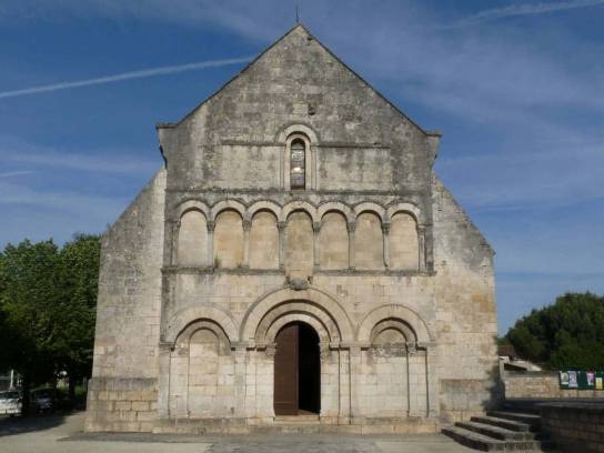 Église Saint-Jean-Baptiste : la façade - La Couronne, Charente, Nouvelle-Aquitaine, France.