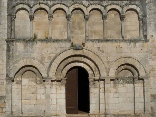 Église Saint-Jean-Baptiste : la façade - La Couronne, Charente, Nouvelle-Aquitaine, France.