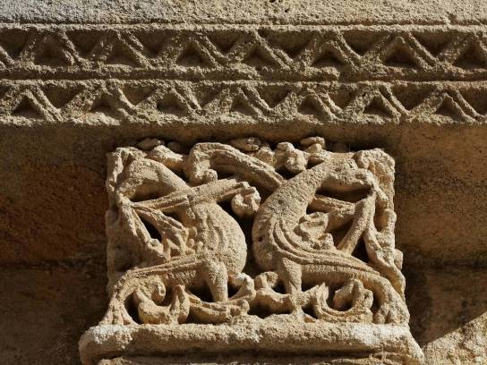 Église Saint-Jean-Baptiste : frise et chapiteau sur la façade - La Couronne, Charente, Nouvelle-Aquitaine, France.