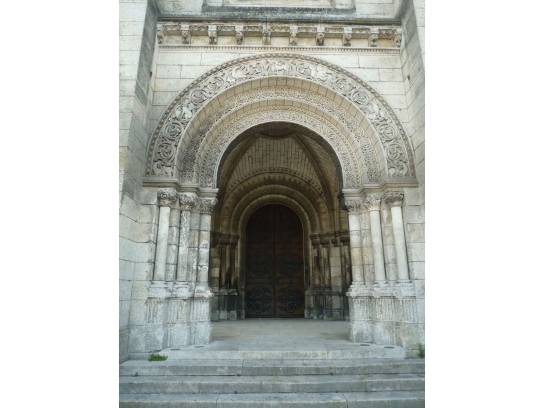 Église Saint-Martial : l'entrée - Angoulême, Charente, Nouvelle-Aquitaine, France.
