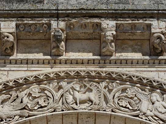 Église Saint-Martial : modillons et frises néo-romans - Angoulême, Charente, Nouvelle-Aquitaine, France.