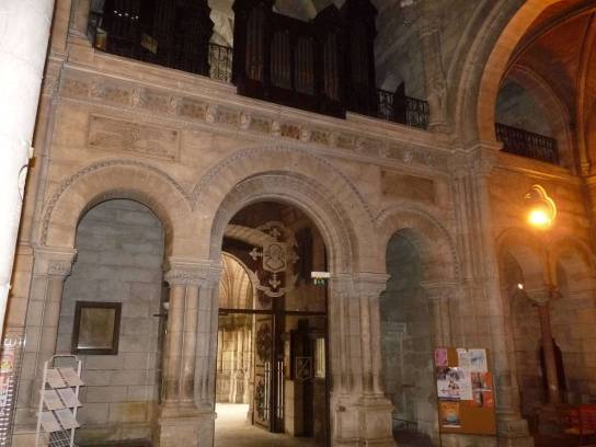 Église Saint-Martial : l'entrée intérieur et l'orgue - Angoulême, Charente, Nouvelle-Aquitaine, France.