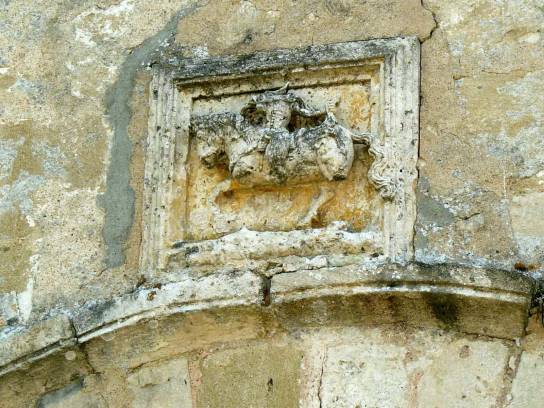Église Saint-Martin : cavalier sculpté au-dessus de la porte - Balzac, Charente, Nouvelle-Aquitaine, France.