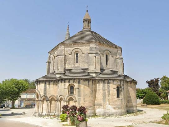 Église Saint-Michel : ensemble ouest - Saint-Michel, Charente, Nouvelle-Aquitaine, France.