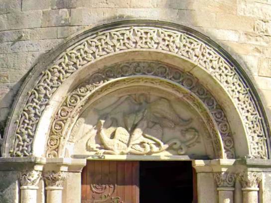 Église Saint-Michel : le tympan du portail, avec saint Michel terrassant le dragon. - Saint-Michel, Charente, Nouvelle-Aquitaine, France.
