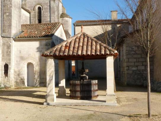 Église Saint-Orient : église et puits - Sireuil, Charente, Nouvelle-Aquitaine, France.