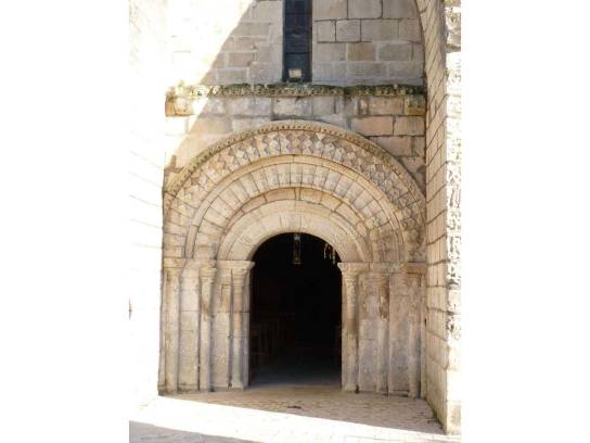 Église Saint-Orient : le portail - Sireuil, Charente, Nouvelle-Aquitaine, France.