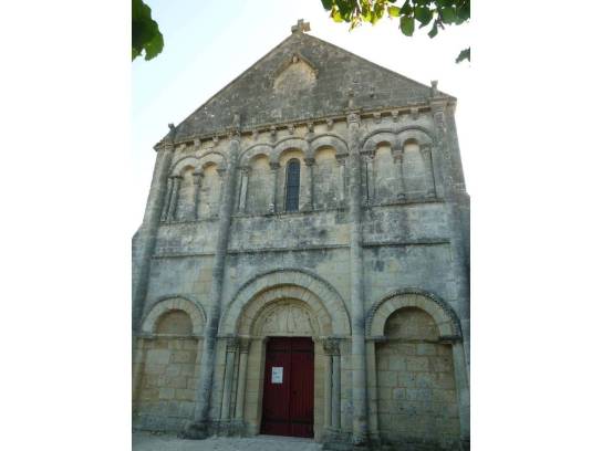 Église Saint-Pierre : la façade - Linars, Charente, Nouvelle-Aquitaine, France.