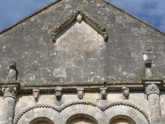 Église Saint-Pierre : le tympan - Linars, Charente, Nouvelle-Aquitaine, France.