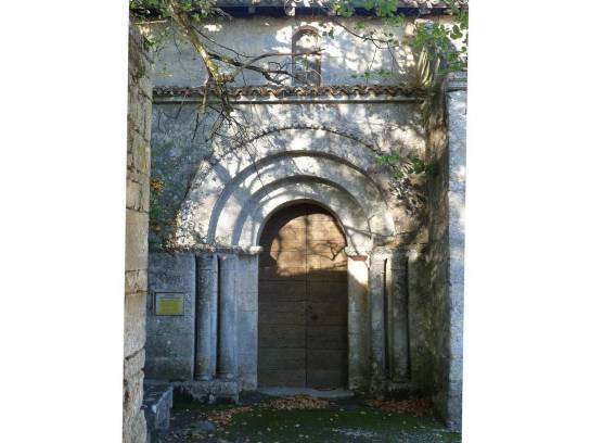Église Saint-Pierre : l'entrée - Sers, Charente, Nouvelle-Aquitaine, France.