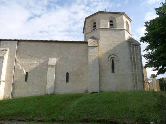Église Saint-Saturnin : mur nord de la nef et clocher - Saint-Saturnin, Charente, Nouvelle-Aquitaine, France.