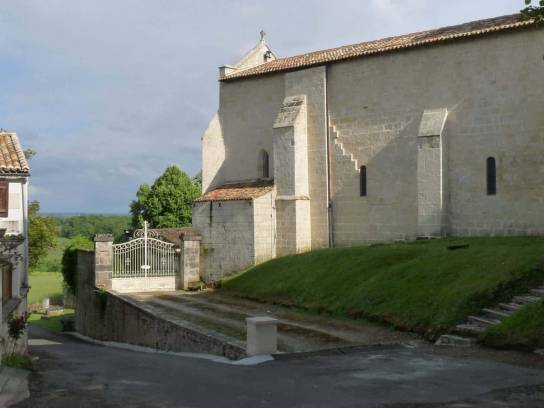 Église Saint-Saturnin : mur nord de la nef - Saint-Saturnin, Charente, Nouvelle-Aquitaine, France.