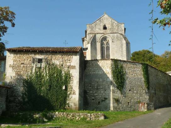 Église Saint-Saturnin : vue de l'arrière - Saint-Saturnin, Charente, Nouvelle-Aquitaine, France.