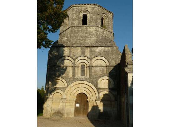 Église Saint-Saturnin : la façade avant restauration - Saint-Saturnin, Charente, Nouvelle-Aquitaine, France.