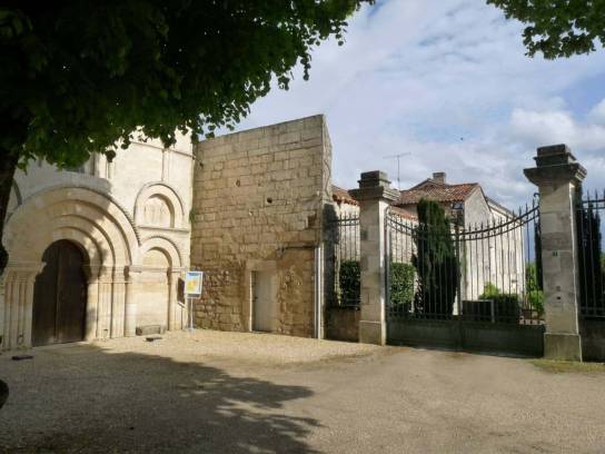 Église Saint-Saturnin : église et logis - Saint-Saturnin, Charente, Nouvelle-Aquitaine, France.