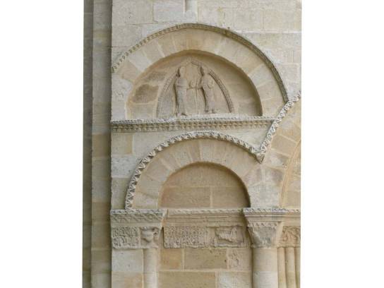Église Saint-Saturnin : détail à gauche du portail - Saint-Saturnin, Charente, Nouvelle-Aquitaine, France.