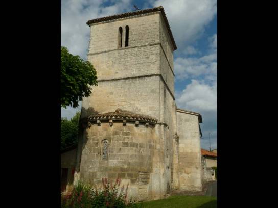Église Saint-Vincent : le chevet et le clocher - Puymoyen, Charente, Nouvelle-Aquitaine, France.